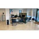 Puesto de trabajo: mesa en L con cajonera, silla de ruedas y mamparas